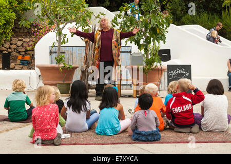 Storyteller nel carattere al Progetto Eden in Cornovaglia racconta una storia di un gruppo di giovani entusiasti bambini/ragazzi. Regno Unito Foto Stock