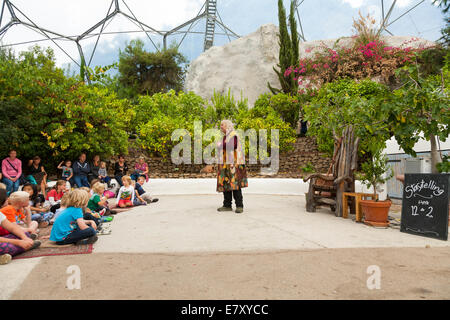 Storyteller nel carattere al Progetto Eden in Cornovaglia racconta una storia di un gruppo di giovani entusiasti bambini/ragazzi. Regno Unito Foto Stock