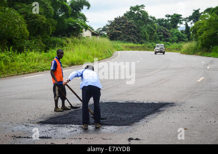 I congolesi e lavoratori cinesi ri-aprendo la nuova strada di catrame da Dolisie a Pointe-Noire, Congo, nel massiccio du Mayombe Foto Stock