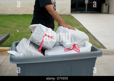 Brownsville, TX USA. 25 Settembre, 2014. Mattoni di grandi dimensioni di marijuana per un totale di 230 chili sequestrati da Cameron County undercover ufficiali in un arresto di traffico di tre immigrati stranieri in Brownsville, Texas Credito: Bob Daemmrich/Alamy Live News Foto Stock