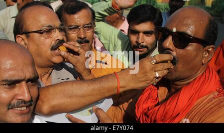 Di Allahabad, India. 25 Settembre, 2014. BJP lavoratori celebrare il felice inserimento di 'Mangalyaan' o Mars Orbiter Mission (MOM) nel pianeta rosso orbita. Mangalyaan sarà condotta studio per la superficie di Marte e ricca composizione minerale e la scansione della sua atmosfera per gas metano per scoprire se il pianeta è in grado di supportare la vita. Credito: Amar profondi/Pacific Press/Alamy Live News Foto Stock