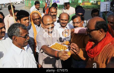 Di Allahabad, India. 25 Settembre, 2014. BJP lavoratori celebrare il felice inserimento di 'Mangalyaan' o Mars Orbiter Mission (MOM) nel pianeta rosso orbita. Mangalyaan sarà condotta studio per la superficie di Marte e ricca composizione minerale e la scansione della sua atmosfera per gas metano per scoprire se il pianeta è in grado di supportare la vita. Credito: Amar profondi/Pacific Press/Alamy Live News Foto Stock