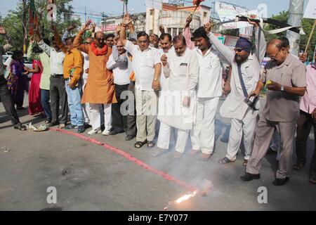 Di Allahabad, India. 25 Settembre, 2014. BJP lavoratori celebrare il felice inserimento di 'Mangalyaan' o Mars Orbiter Mission (MOM) nel pianeta rosso orbita. Mangalyaan sarà condotta studio per la superficie di Marte e ricca composizione minerale e la scansione della sua atmosfera per gas metano per scoprire se il pianeta è in grado di supportare la vita. Credito: Amar profondi/Pacific Press/Alamy Live News Foto Stock