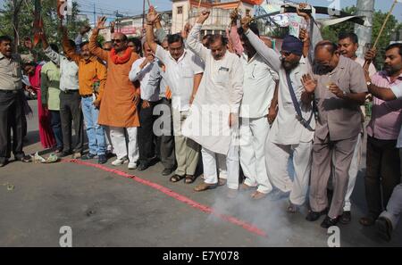 Di Allahabad, India. 25 Settembre, 2014. BJP lavoratori celebrare il felice inserimento di 'Mangalyaan' o Mars Orbiter Mission (MOM) nel pianeta rosso orbita. Mangalyaan sarà condotta studio per la superficie di Marte e ricca composizione minerale e la scansione della sua atmosfera per gas metano per scoprire se il pianeta è in grado di supportare la vita. Credito: Amar profondi/Pacific Press/Alamy Live News Foto Stock