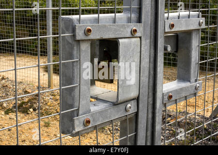 Un gate di sicuro una parte di un recinto intorno ad un composto per mantenerlo sicuro Foto Stock