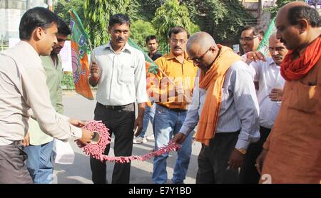 Di Allahabad, India. 25 Settembre, 2014. BJP lavoratori celebrare il felice inserimento di 'Mangalyaan' o Mars Orbiter Mission (MOM) nel pianeta rosso orbita. Mangalyaan sarà condotta studio per la superficie di Marte e ricca composizione minerale e la scansione della sua atmosfera per gas metano per scoprire se il pianeta è in grado di supportare la vita. Credito: Amar profondi/Pacific Press/Alamy Live News Foto Stock