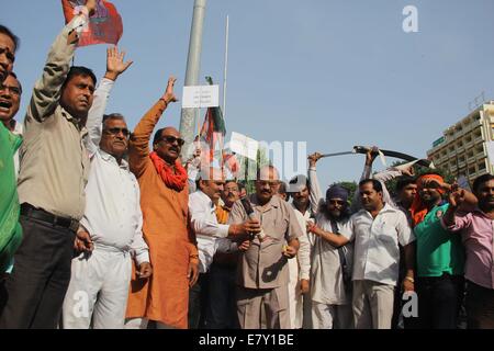 Di Allahabad, India. 25 Settembre, 2014. BJP lavoratori celebrare il felice inserimento di 'Mangalyaan' o Mars Orbiter Mission (MOM) nel pianeta rosso orbita. Mangalyaan sarà condotta studio per la superficie di Marte e ricca composizione minerale e la scansione della sua atmosfera per gas metano per scoprire se il pianeta è in grado di supportare la vita. Credito: Amar profondi/Pacific Press/Alamy Live News Foto Stock