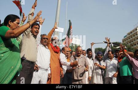 Di Allahabad, India. 25 Settembre, 2014. BJP lavoratori celebrare il felice inserimento di 'Mangalyaan' o Mars Orbiter Mission (MOM) nel pianeta rosso orbita. Mangalyaan sarà condotta studio per la superficie di Marte e ricca composizione minerale e la scansione della sua atmosfera per gas metano per scoprire se il pianeta è in grado di supportare la vita. Credito: Amar profondi/Pacific Press/Alamy Live News Foto Stock