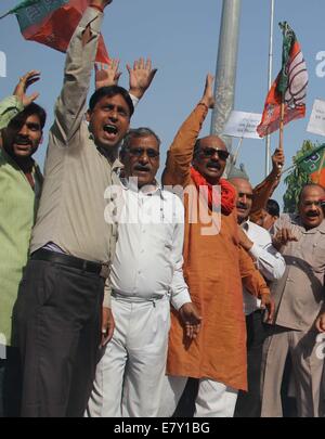 Di Allahabad, India. 25 Settembre, 2014. BJP lavoratori celebrare il felice inserimento di 'Mangalyaan' o Mars Orbiter Mission (MOM) nel pianeta rosso orbita. Mangalyaan sarà condotta studio per la superficie di Marte e ricca composizione minerale e la scansione della sua atmosfera per gas metano per scoprire se il pianeta è in grado di supportare la vita. Credito: Amar profondi/Pacific Press/Alamy Live News Foto Stock