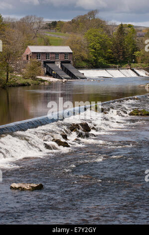 Linton turbine House sul fiume Wharfe, centrale idroelettrica restaurata che fornisce energia da acqua corrente & stramazzi - Grassington, Yorkshire Dales, Inghilterra. Foto Stock