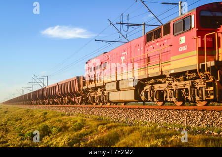 Transnet vuota (Spoornet) minerali di ferro il treno di ritorno dalla Saldanha minerale terminale alla miniera Sishen (Kathu) in Sud Africa Foto Stock