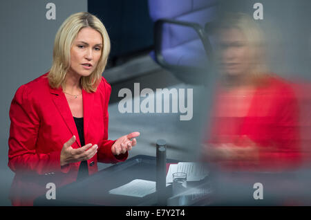 Berlino, Germania. 26 Sep, 2014. La famiglia tedesca il Ministro Manuela Schwesig parla durante il dibattito circa Elterngeld Plus a Berlino, Germania, 26 settembre 2014. Secondo i piani del governo per Elterngeld Plus (sovvenzione genitore plus), i genitori saranno in grado di ricevere il genitore precedenti sovvenzioni per il doppio del tempo quando essi lavorano a tempo parziale allo stesso tempo. Foto: BERND VON JUTRCZENKA/dpa/Alamy Live News Foto Stock