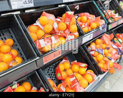 Arance in vendita in un supermercato, REGNO UNITO Foto Stock