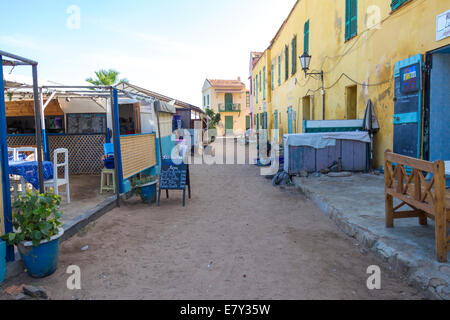 Ristoranti a Isola di Gorée aprire la mattina presto per servire la early bird turisti arrivare con il traghetto da Dakar. Foto Stock