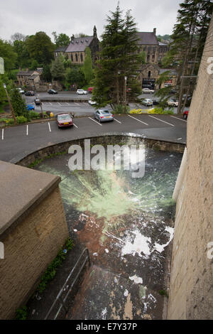 Alta Vista di danni criminali o atti di vandalismo causati dalla caduta di vernice & opener fuori nel parcheggio auto da vandali - Baildon, West Yorkshire, Inghilterra, Regno Unito. Foto Stock