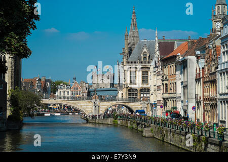 Vista verso la zona Medievale di Gand preso dal ponte sul Jakobijnenstraat Foto Stock