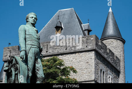 Statua di Lieven Bauwens di Gand con il castello di Gerald il diavolo in background Foto Stock