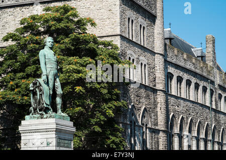 Statua di Lieven Bauwens di Gand con il castello di Gerald il diavolo in background Foto Stock