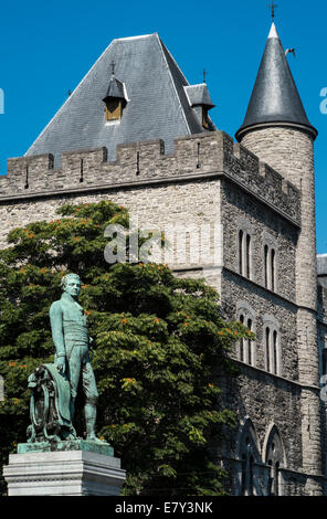 Statua di Lieven Bauwens di Gand con il castello di Gerald il diavolo in background Foto Stock