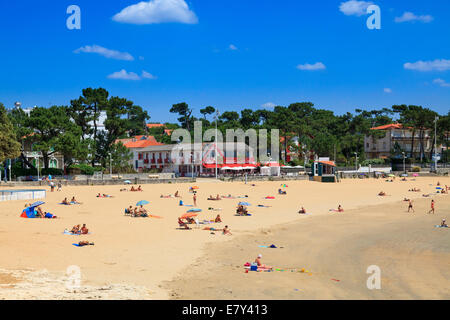 La gente sulla spiaggia di Saint palais sur Mer in estate. Foto Stock