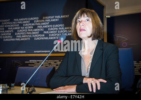 Bruxelles, BXL, Belgio. 26 Sep, 2014. Membro tedesco del parlamento europeo ( MEP ), Rebecca Harms, che ha volato ieri a Mosca per osservare la prova oggi stesso per accuse di spionaggio del pilota ucraino Nadiya Savchenko - ieri è stato negato l'ingresso in Russia, nonostante i titolari di un passaporto diplomatico. Dopo tre ore di attesa in aeroporto di Mosca aveva detto che lei era un ''indesiderabile'' persona in Russia e che la sua voce sarebbe un ''atto criminale''. Credito: ZUMA Press, Inc./Alamy Live News Foto Stock