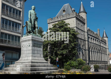 Statua di Lieven Bauwens di Gand con il castello di Gerald il diavolo in background Foto Stock