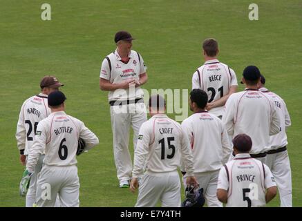 Manchester, Regno Unito. 26 Settembre, 2014. Lancashire capitano Glen Chapple dà un ultimo minuto team parla ai suoi giocatori all'inizio del giorno della finale. Lancashire deve vincere per evitare la retrocessione. Lancashire v Middlesex County Cricket Manchester, UK Credit: Giovanni friggitrice/Alamy Live News Foto Stock