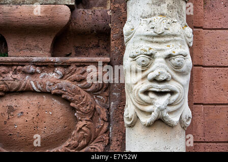 Stone figura al cancello d'ingresso, Abbazia castello in Corvey Hoexter, Weserbergland, Renania settentrionale-Vestfalia, Germania, Europa Foto Stock