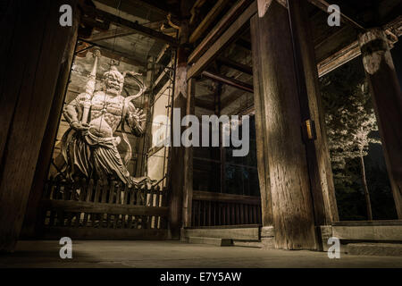 Vista notturna dell'enorme statua guardiano in legno del cancello di Agyõ nel Nandaimon, grande porta Sud, del Tempio Todaiji, Nara, Giappone Foto Stock