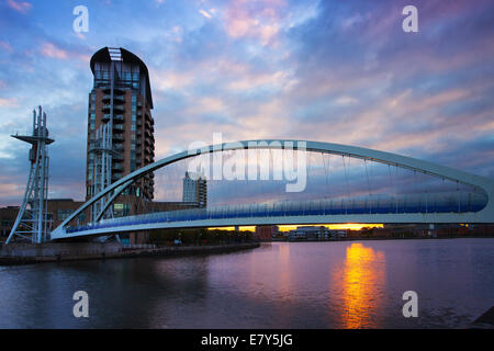Manchester, Regno Unito 26 Settembre 2014. Regno Unito Meteo. Sunrise a Salford Quays, Millenium Bridge o ponte di Lowry. Manchester, Regno Unito Foto Stock