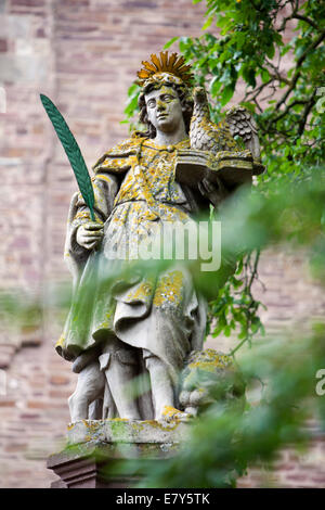 Angelo davanti la chiesa abbaziale di San Stephanus e San Vito, Abbazia castello in Corvey Hoexter, Weserbergland, Germania Foto Stock