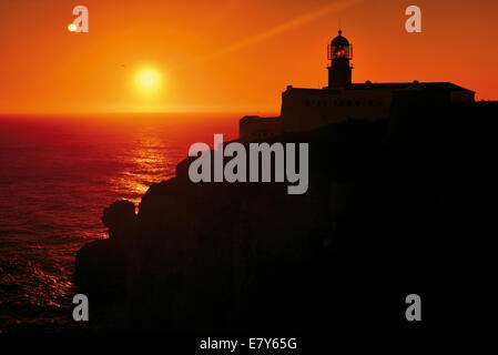 Il Portogallo, Algarve: Tramonto presso il faro di Capo San Vincenzo Foto Stock