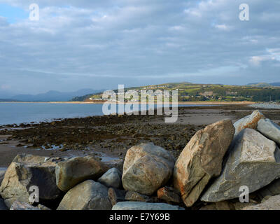 Vista dal guscio isola verso Harlech con Tremadog Bay nel Galles del Nord Regno Unito Foto Stock