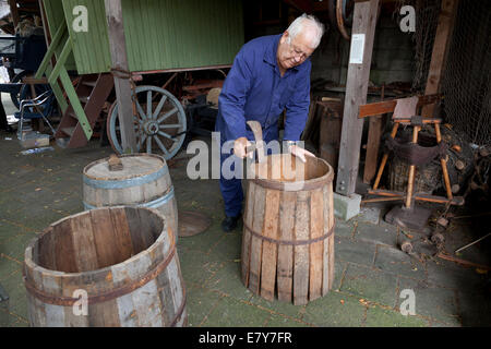 Canna tradizionale-maker lavorando su un festival a Scheveningen, Olanda Foto Stock