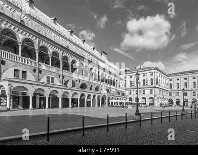 Padova, Italia - 10 settembre 2014: Piazza delle Erbe e Palazzo della Ragione. Foto Stock