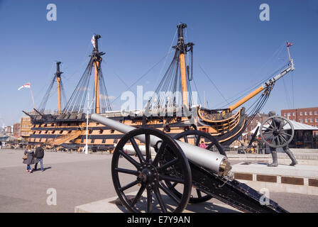 Portsmouth Regno Unito 02 aprile 2013: HMS Victory e Cannon, Portsmouth Historic Dockyard Foto Stock