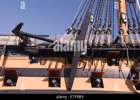 Portsmouth Historic Dockyard UK 02 Aprile 2013: HMS Victory, vicino sul tassello, oblò, cannoni & Rigging Foto Stock