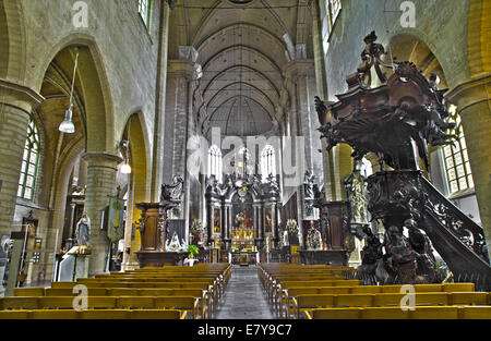 MECHELEN, Belgio - 14 giugno 2014: la navata centrale di San Giovanni chiesa gotica (Sint Janskerk). Foto Stock