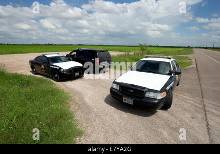 US 281, vicino al confine del Messico, TX, Stati Uniti d'America. 26 Settembre, 2014. Texas Dipartimento della Pubblica Sicurezza (DPS) troopers pattugliamento lungo U.S. 281 noto a livello militare autostrada vicino il confine Texas-Mexico. Decine di DPS ufficiali sono state assegnate per aiutare a controllare un aumento nel traffico di stupefacenti e il traffico di esseri umani dal Messico. Credito: Bob Daemmrich/Alamy Live News Foto Stock