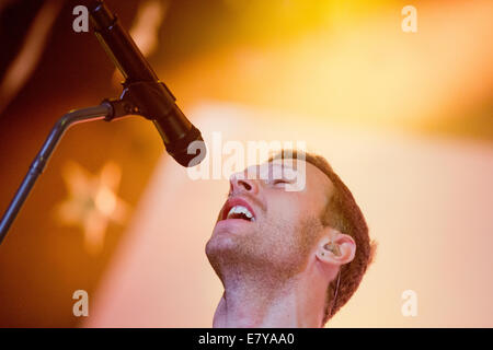 Chris Martin e la cantante della band britannica Coldplay, esegue sul palco durante il primo dei sette concerti del loro tour mondiale per presentare il nuovo album 'Ghost Stories' all' E-Werk a Colonia, Germania, 25 aprile 2014. Foto: ROLF VENNENBERND/dpa Foto Stock