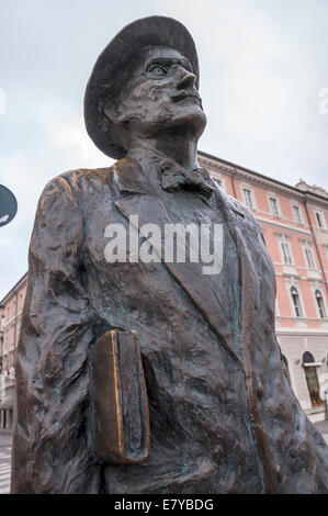 La statua di James Joyce su un ponte sul Canal Grande di Trieste Italia Foto Stock