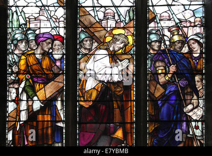 Finestra di vetro colorato che mostra Gesù Cristo croce portante Foto Stock