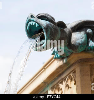 Gargoyle, acqua che scorre dalla sua bocca, come parte di una fontana nella piazza Albert, Manchester, Inghilterra, Regno Unito Foto Stock