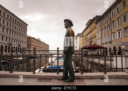 La statua di James Joyce su un ponte sul Canal Grande di Trieste Italia Foto Stock