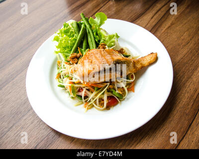 SOMTAM con il salmone grigliato in piatto bianco Foto Stock