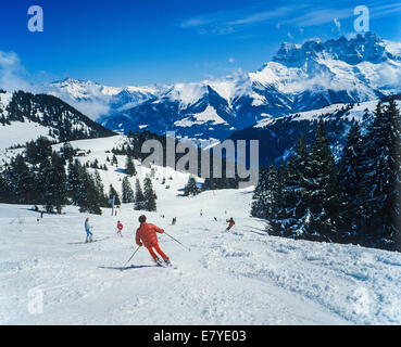 Gli sciatori e Dents du Midi montagne Morgins ski resort Alpi Svizzere Vallese Svizzera Foto Stock