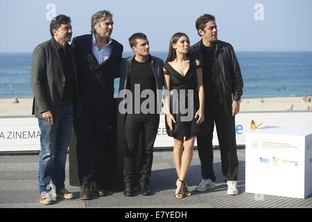 San Sebastian, Euskadi, Spagna. 26 Sep, 2014. Carlos Bardem, Josh Hutcherson, Claudia Traisac, Benicio del Toro e Andrea Di Stefano partecipare a "Escobar: Paradiso Perduto" Photocall durante la 62a San Sebastian International Film Festival presso il Palazzo Kursaal del 26 settembre: 2014 a San Sebastian, Spagna. Credit: Jack Abuin/ZUMA filo/Alamy Live News Foto Stock