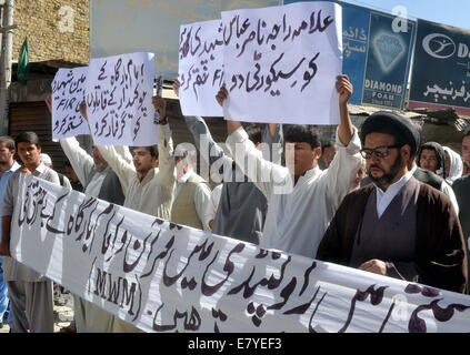 Gli attivisti Majlis-e-Wahdat-ul-Muslimeen tenendo un rally di protesta contro scontri religiosi a Rawalpindi, passando attraverso la strada a Quetta venerdì 26 settembre, 2014. Foto Stock