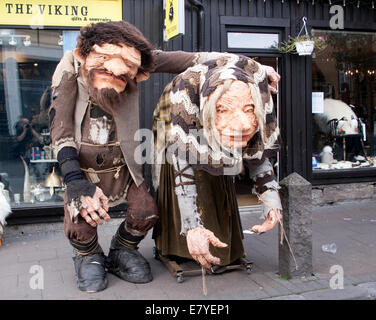 Troll Viking statue al di fuori di un negozio in Reykjavik Islanda Foto Stock