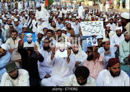 Gli attivisti di Ahle Sunnat Wal Jamat protestano contro extra giudiziali uccisione del loro personale al Guru Mandir area di Karachi il Venerdì, 26 settembre 2014. Foto Stock